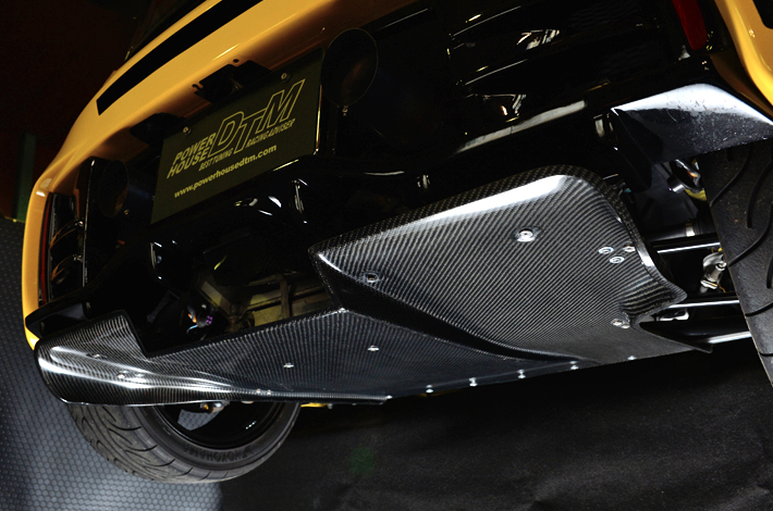 リヤディフューザーを製作。ユーザー様が他の車両につけていたものを再利用し、うまくS660にフィットさせました。
機能性としては、ジャッキアップしなくても簡単に脱着できるように製作しましたので、整備性もほぼ犠牲になりません