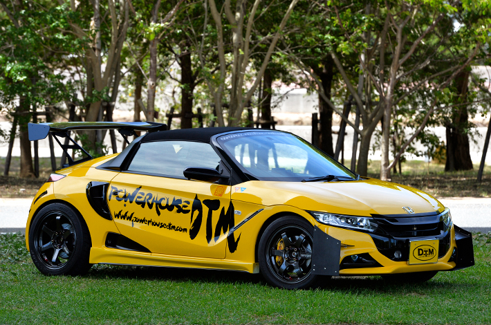 比較的シンプルながら、イエローとブラックで統一し、シャープな印象を持たせたエクステリア。 エアロダイナミクスを考慮し、空力パーツを多数装着しています。