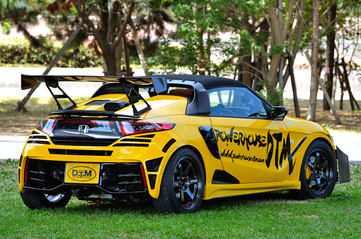 リヤはエンジンルーム内の排気熱を効率よく行うために各部にエア抜きダクトを設けております。 更に積極的な排熱のために、中央部分には大型の電動ファンも装備します。 エキゾーストはチタンテールを採用した高効率ワンオフマフラーを装備。