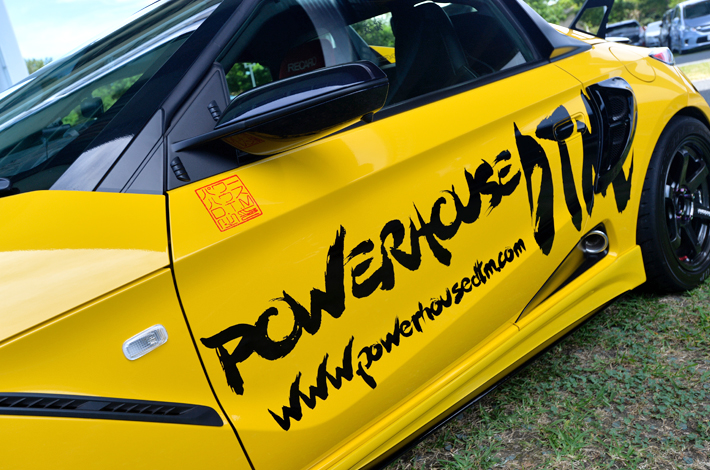 和風なイメージの筆書きロゴ。唯一無二の専用仕様。