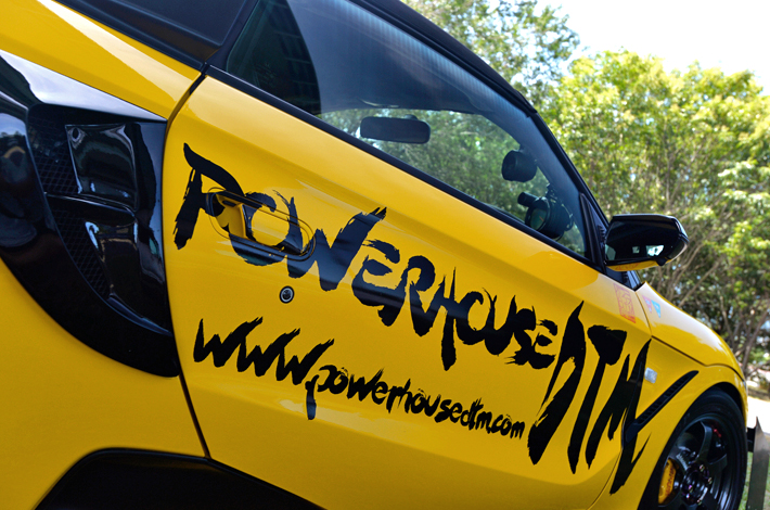 エクステリアにおける唯一のレッド、｢D.T.M 角印デカール」はデモカーの証。