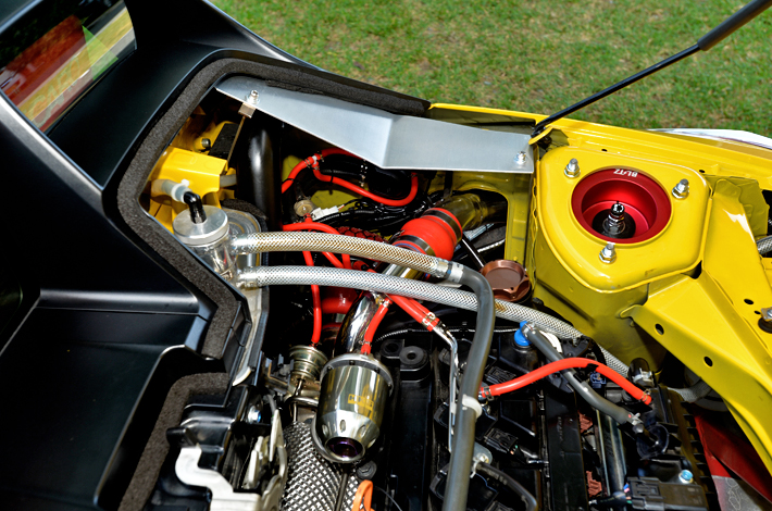 エアクリーナーはHKSパワーフローを専用インテークパイプで取り付けています。すぐ横にはEVCが装備されており、雨水対策としてアルミのカバーを制作しました。